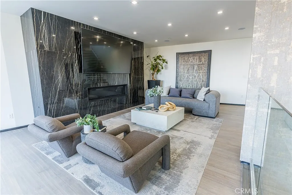 3 bed, 3348 sqft, $15,000 — Photo 3