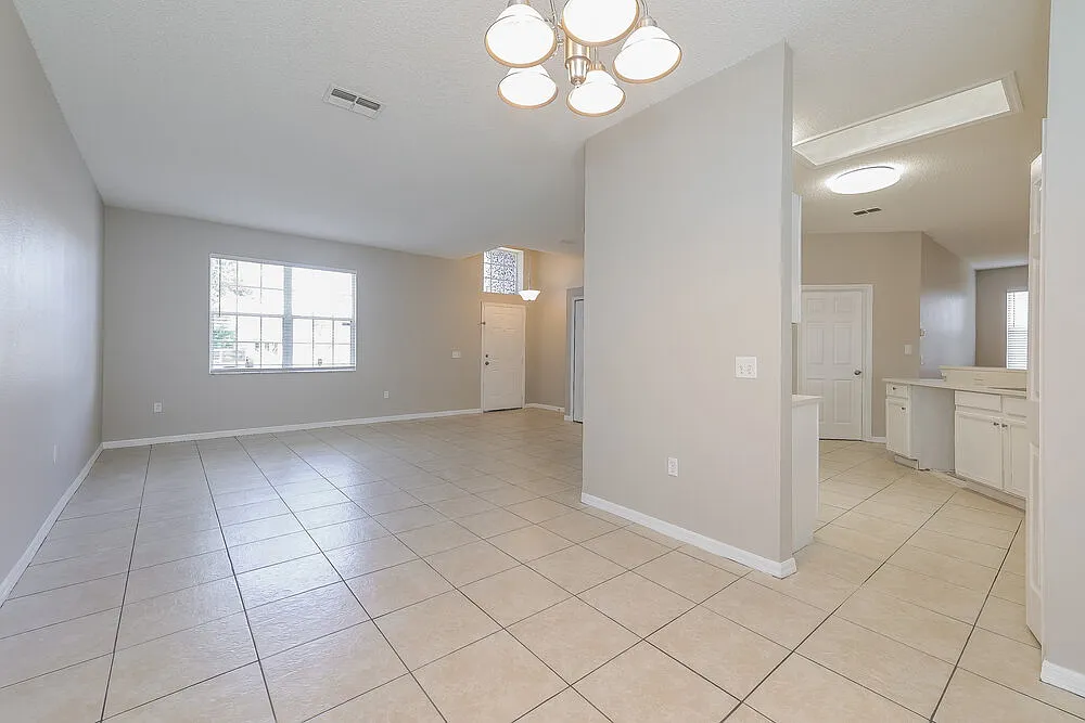 3 bed, 2.0 bath, 1876 sqft, $2,125 — Photo 4
