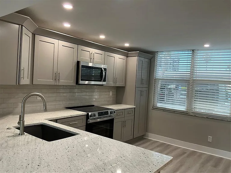 7645 Sun Island Dr S #101 — Photo 11
