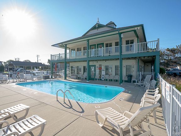 5th image of 32081 N River Rd