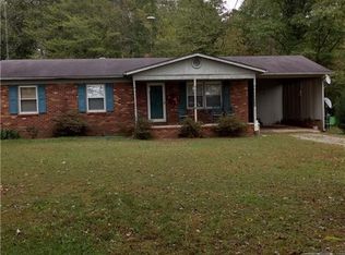 1407 Village Dr, Walnut Cove, NC 27052