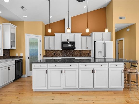4th image of 5947 Foxtail Ln
