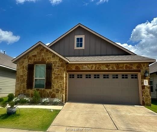 1st image of 805 Mineral Wells Ln