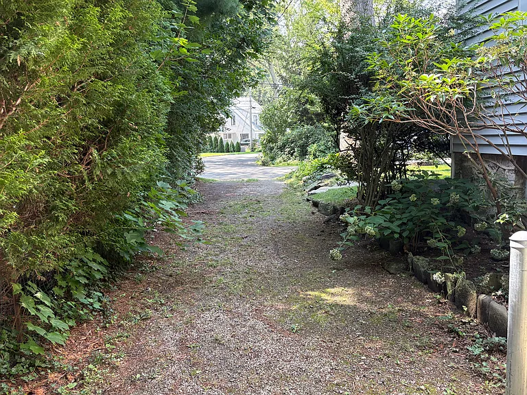 58 Benjamin St — Photo 33