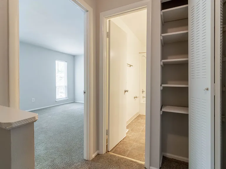 Cloverleaf Lake Townhouse Apartments — Photo 14