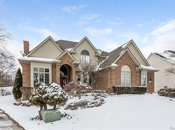 3rd image of 27234 Cambridge Ln
