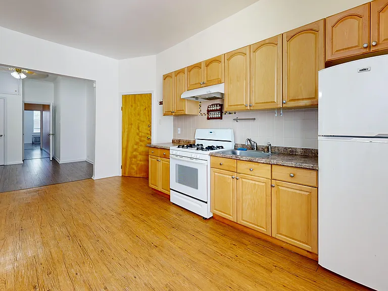 1941 Gates Ave #2R — Photo 19