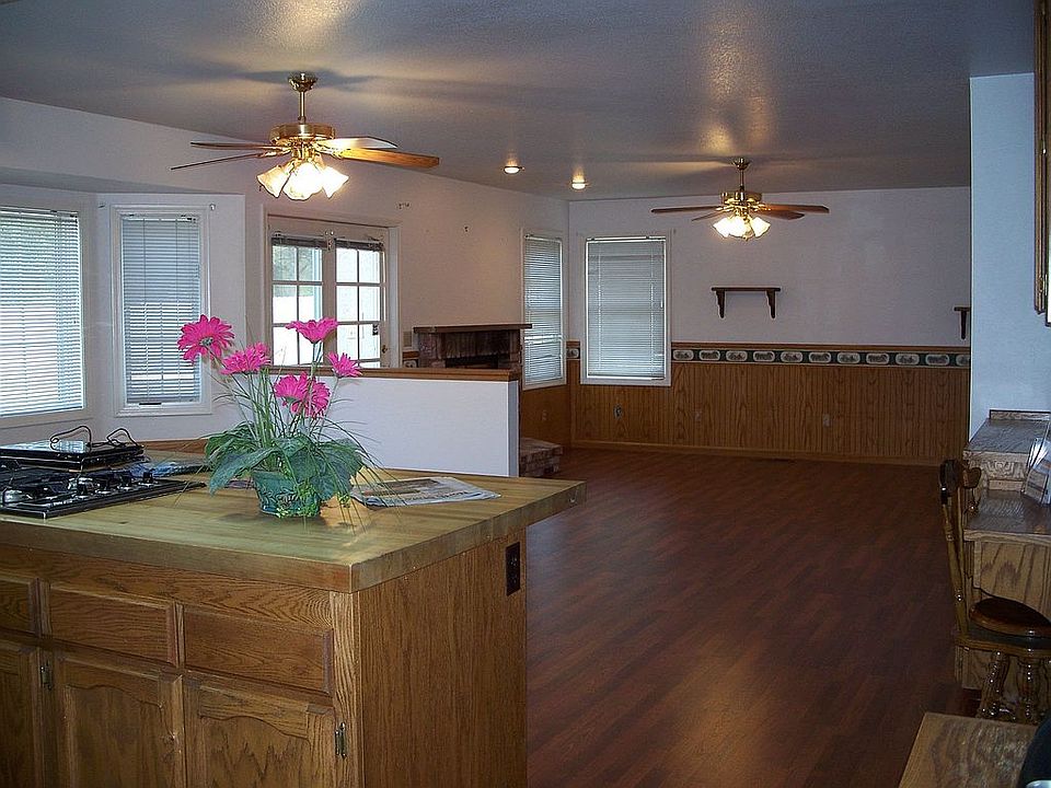 Spacious Kitchen, breakfast nook & Family Room