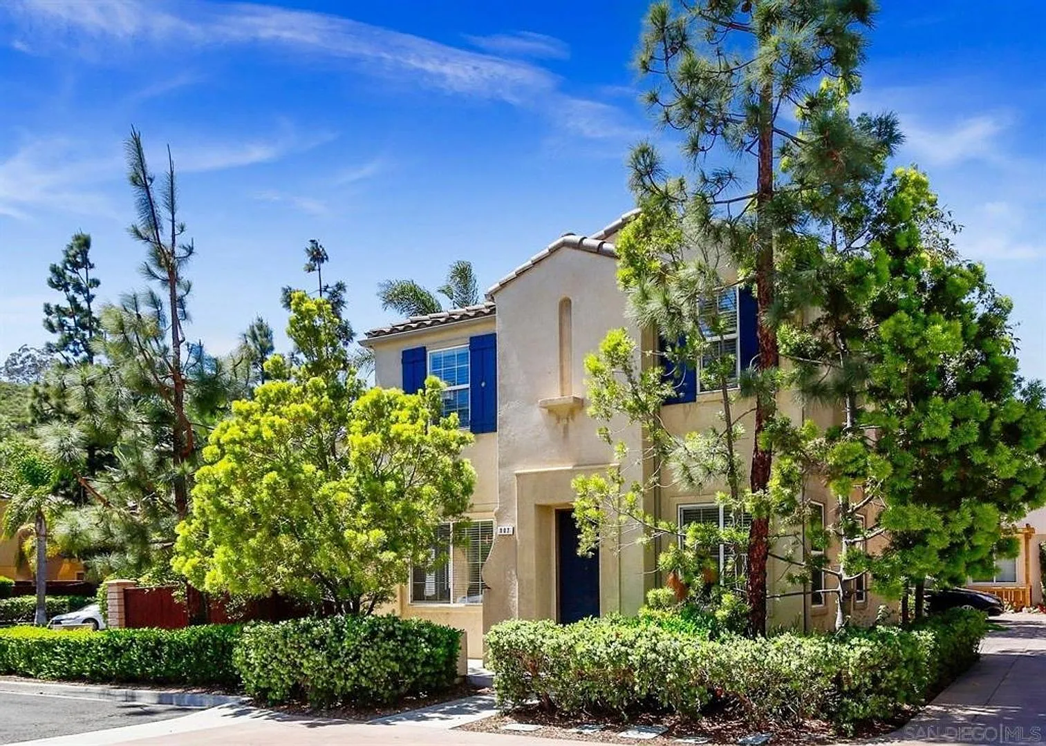 Spacious 3 Bed 2.5 Bath in Crescent Court Community with nice backyard! — Photo 1