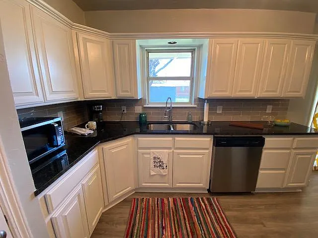 1100 Elmhurst Dr — Photo 12