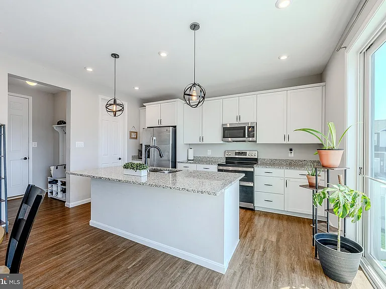 324 Cedar Spring Dr — Photo 1