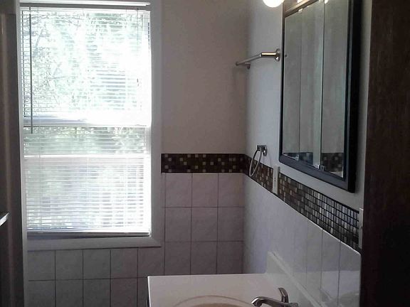 Bathroom w/tub and shower