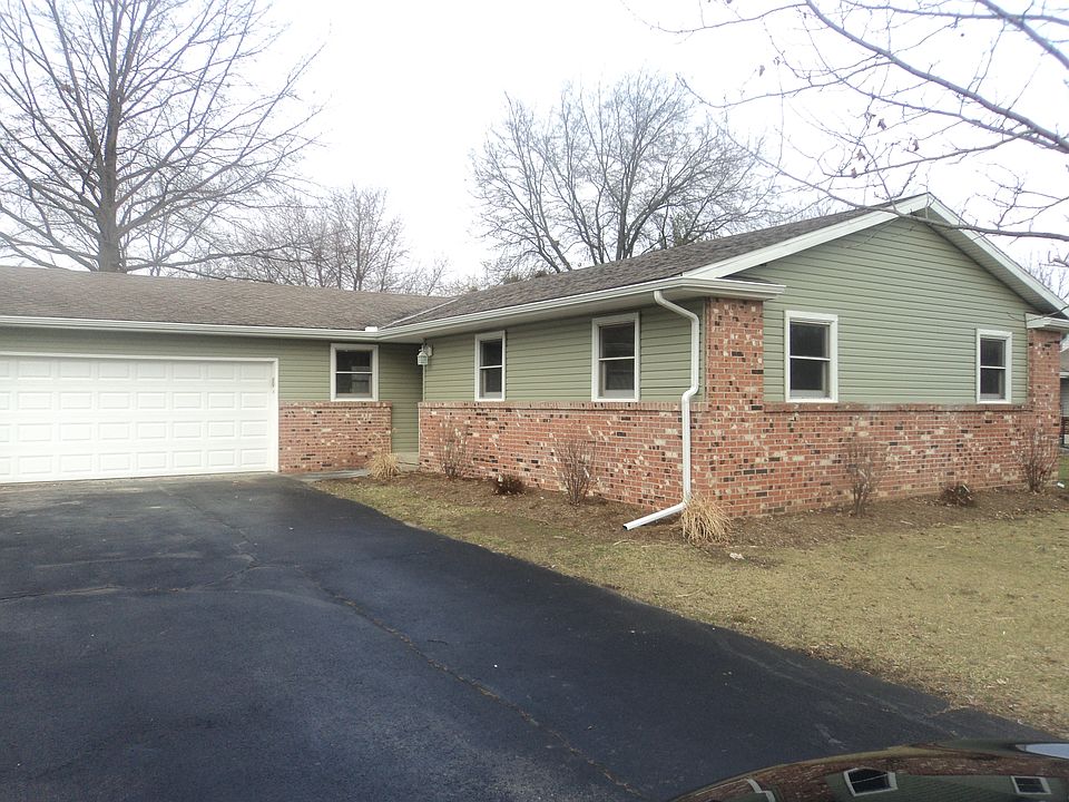 New siding, trim, garagedoor