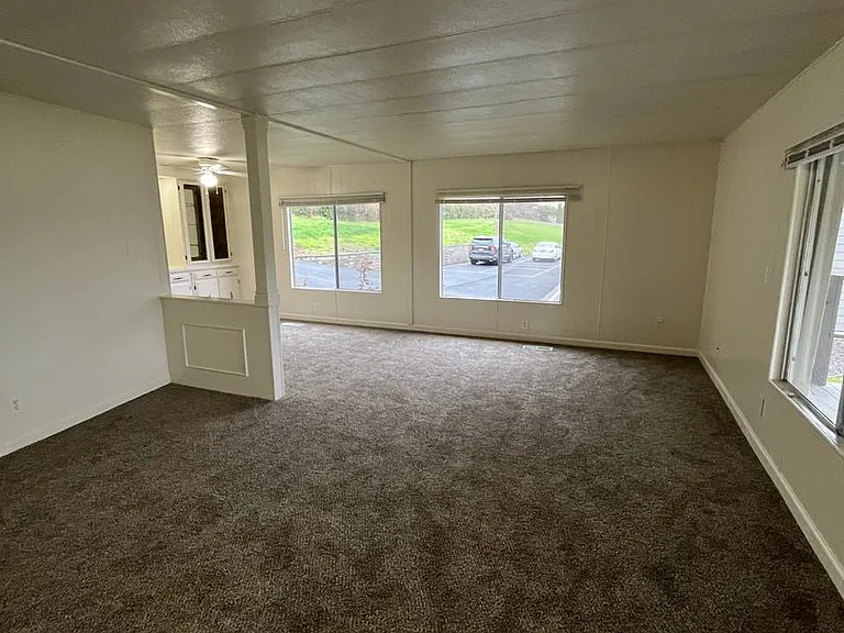4550 SW 5th Ave — Photo 2