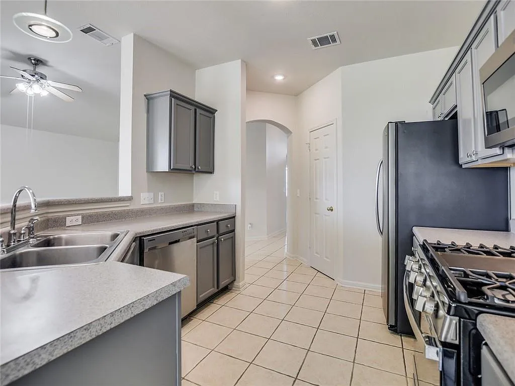 3 bed, 2.0 bath, 1538 sqft, $1,900 — Photo 3