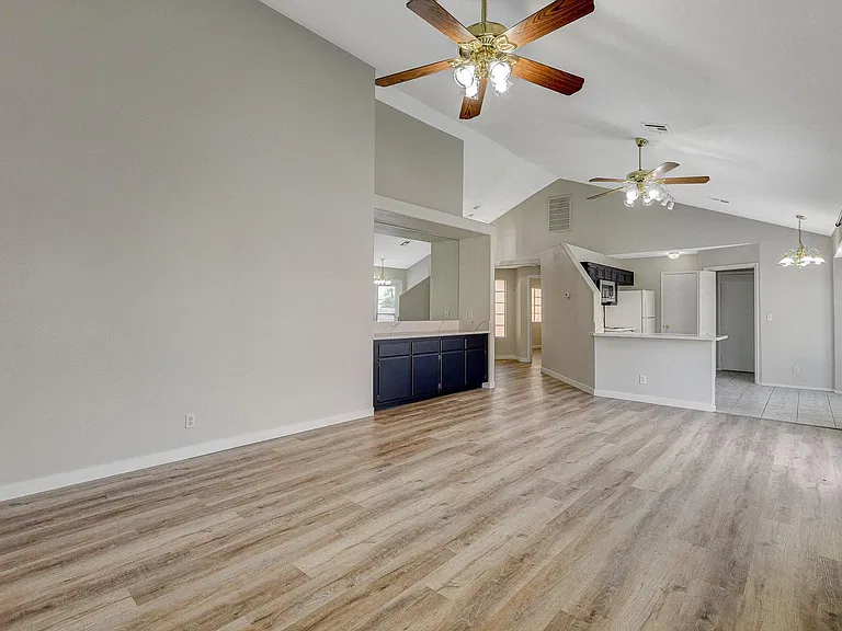 272 Spring Hills Ln — Photo 15