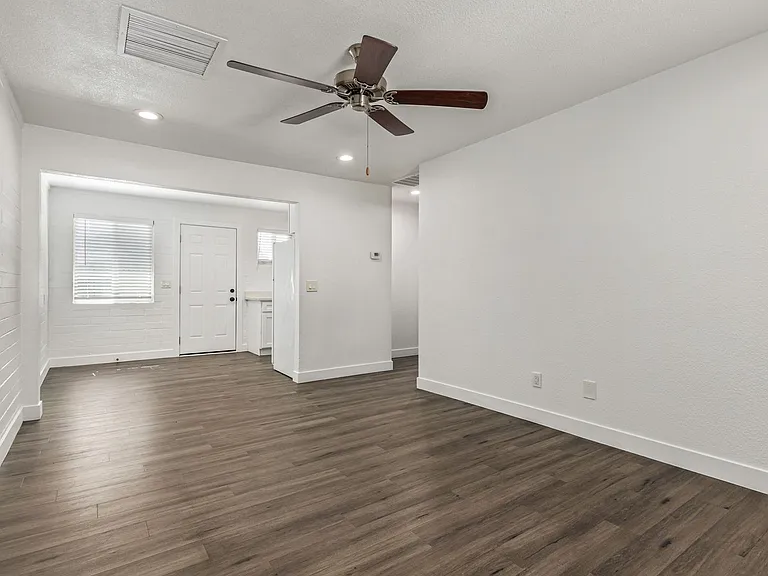 2539 W Pierson St — Photo 9