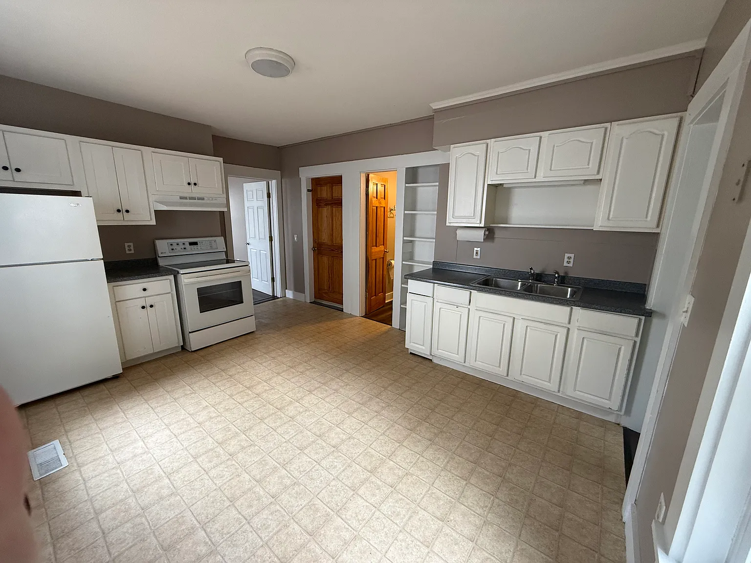 2 bed, 775 sqft, $1,350 — Photo 2