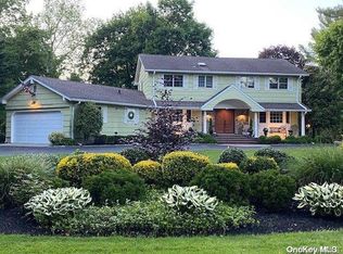 3 Bridle Path Dr, Old Westbury, NY 11568