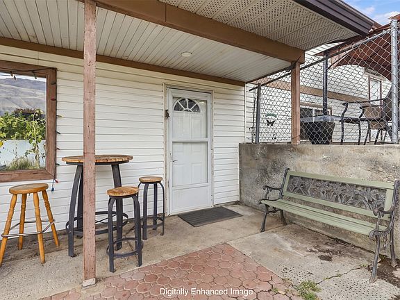 3rd image of 894 Mayne Rd