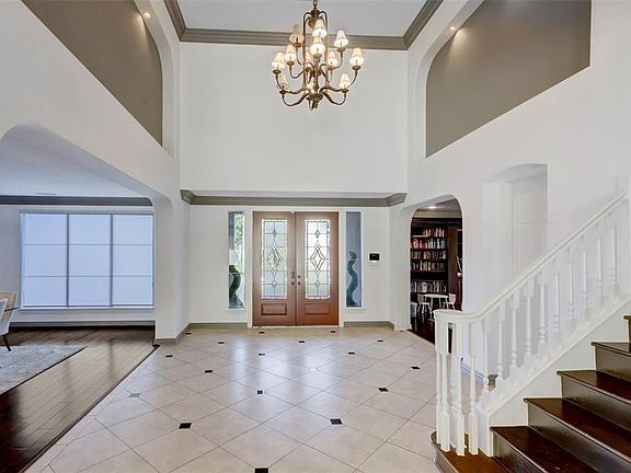 5th image of 2010 Crescent Palm Ct