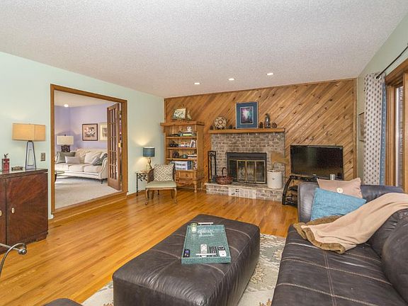 4th image of 363 Demont Ave E