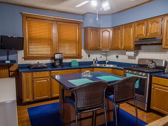 3rd image of 3310 N Avers Ave #1