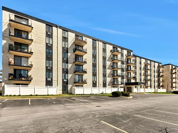 9737 N Fox Glen Dr APT 1A, Niles, IL 60714