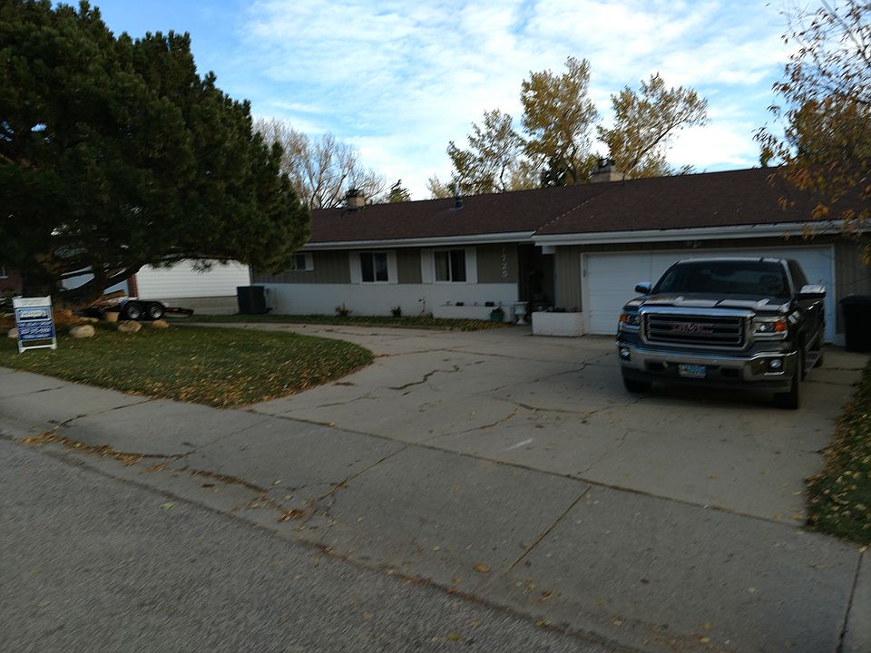 Newer roof, 17' garage door!