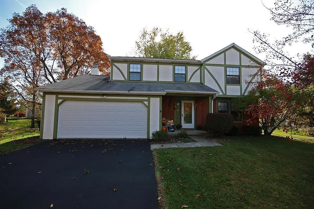 294 Maple Pl photo 1