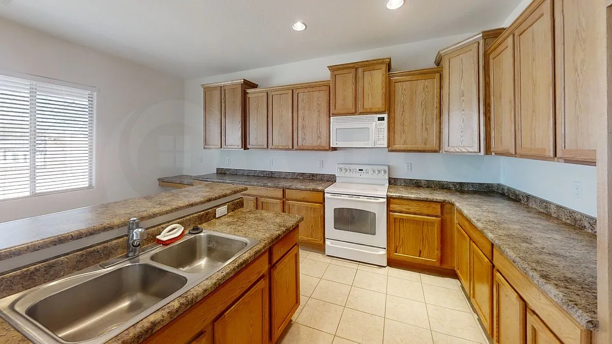 4 bed, 2.5 bath, 3030 sqft, $2,600 — Photo 3