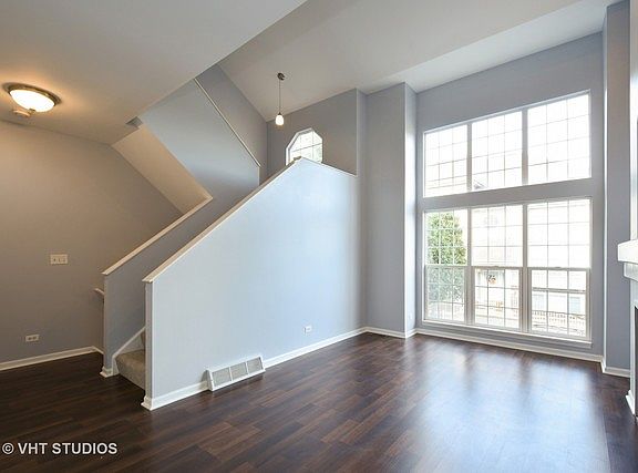 3rd image of 21 E Illinois Ave