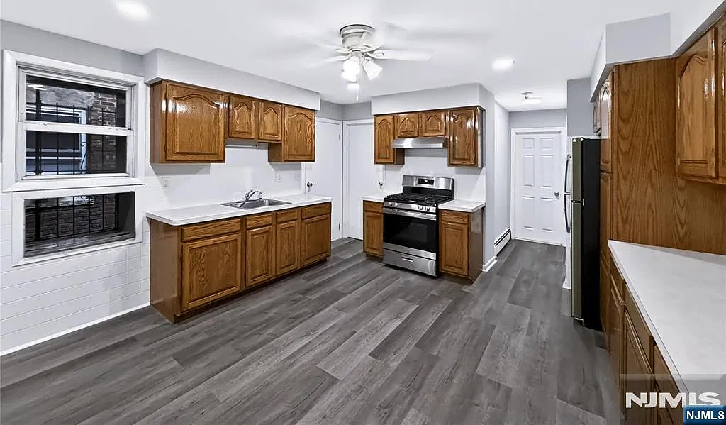 3 bed, 1.0 bath, $2,600 — Photo 2