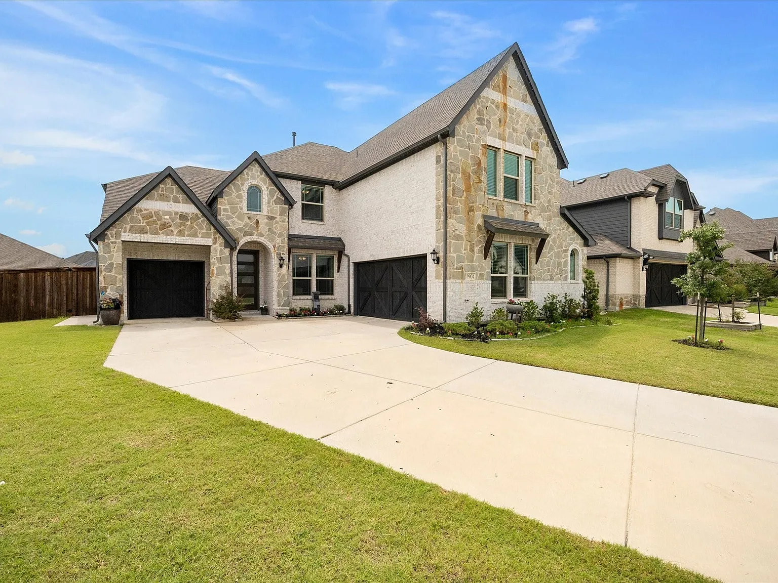 5 bed, 4.0 bath, 3480 sqft, $3,900 — Photo 3