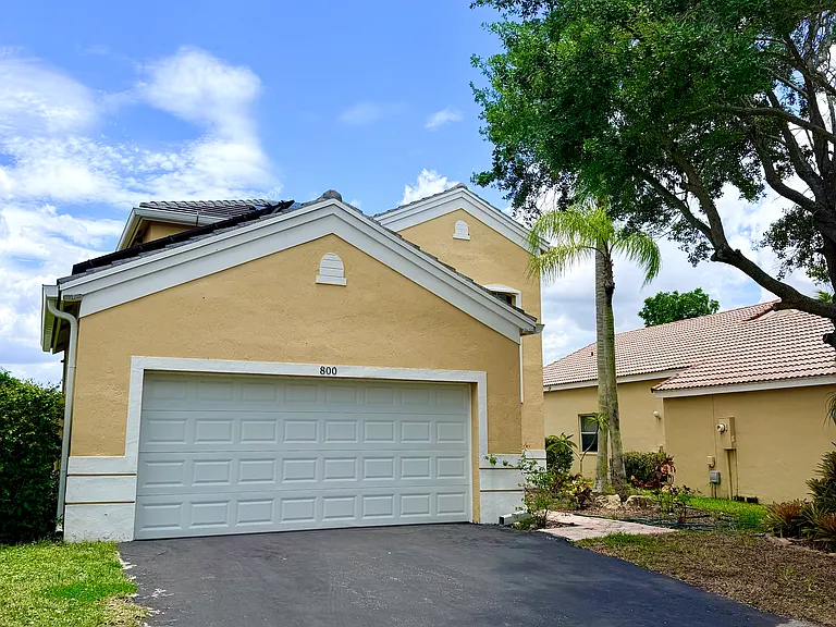800 Stanton Dr — Photo 1