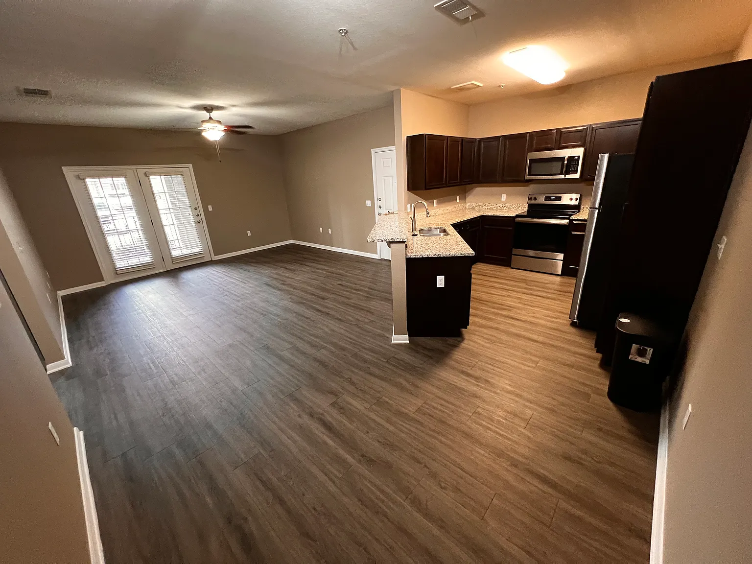 1 bed, 826 sqft, $979 — Photo 2