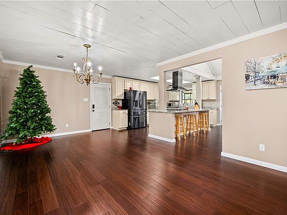 5th image of 711 Tanglewood Dr
