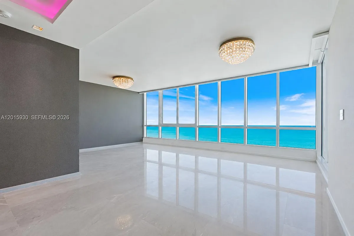 Building Photo - 100 S Pointe Dr #2506