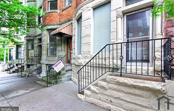 2 bed, 900 sqft, $1,600 — Photo 2