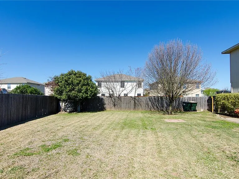 915 Churchill Farms Dr — Photo 2