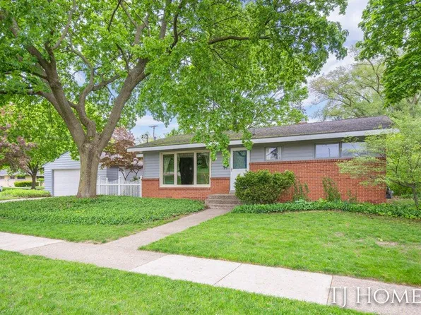 1839 Tremont Blvd NW, Grand Rapids, MI 49504