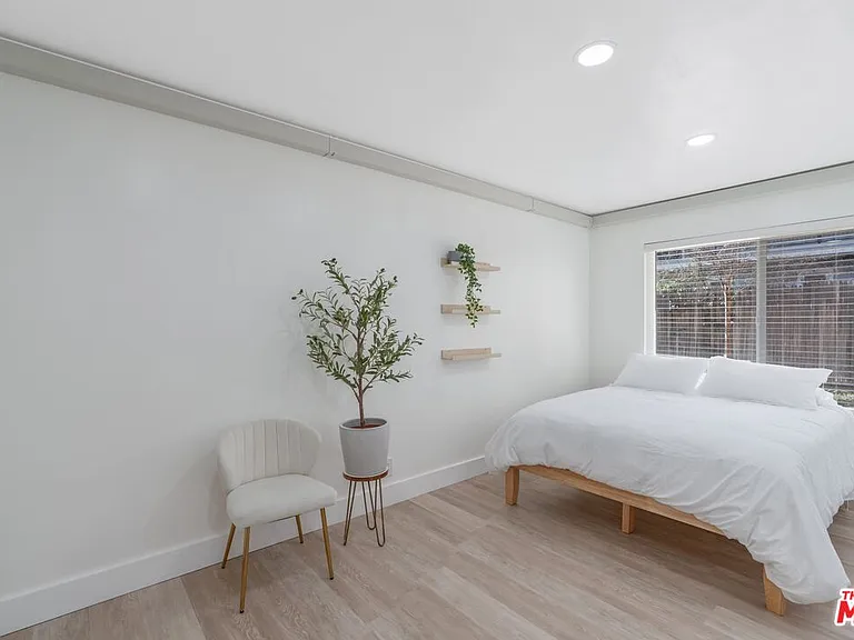 1525 E 2nd St #5 — Photo 6