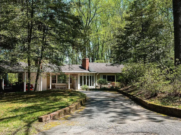 1755 Brookside Ln, Vienna, VA 22182