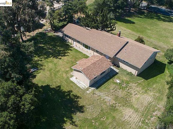4th image of 27398 Fairview Ave