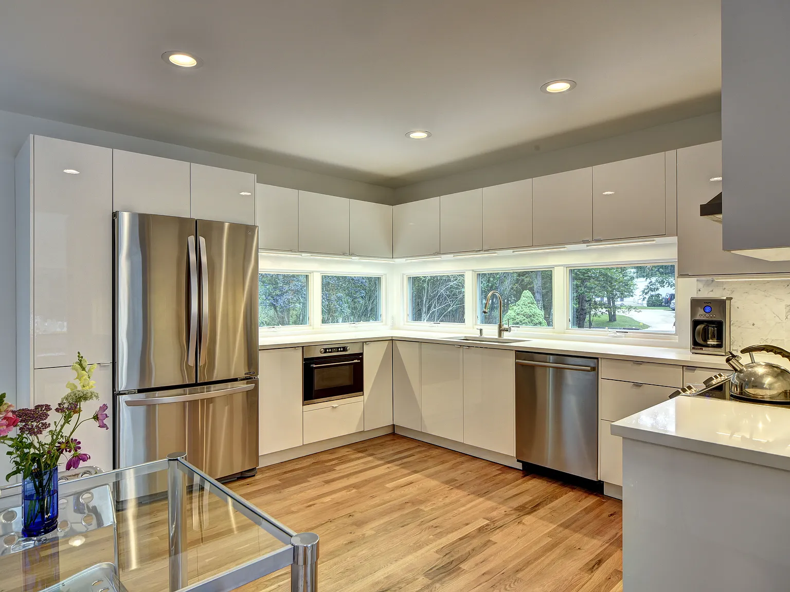 Modern, Spacious. Heated Pool. Bike to Bay! — Photo 3