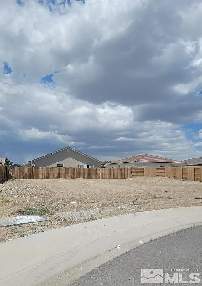 1046 Tamarack Ct photo 1