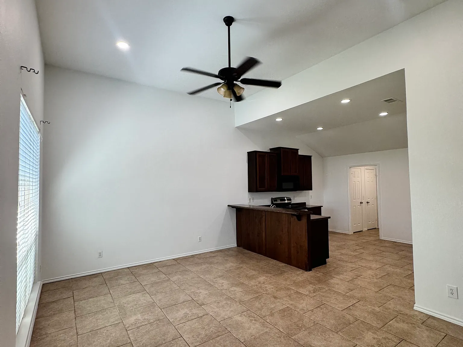 3 bed, 1200 sqft, $1,300 — Photo 2