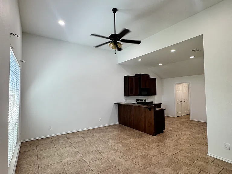 105 W Fairview St #4 — Photo 2