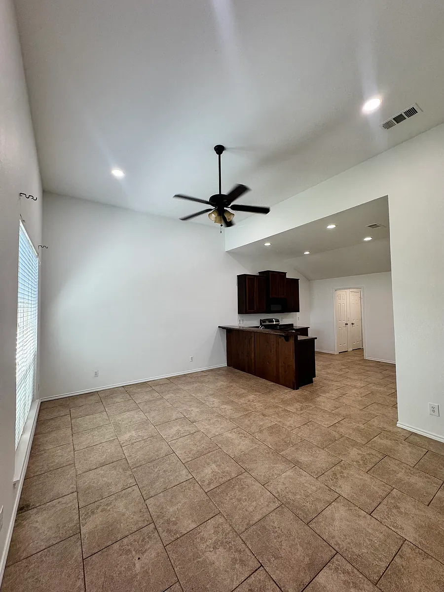 Building Photo - 105 W Fairview St #4