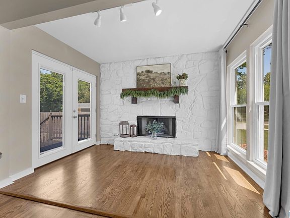 4th image of 587 Springdale Rd